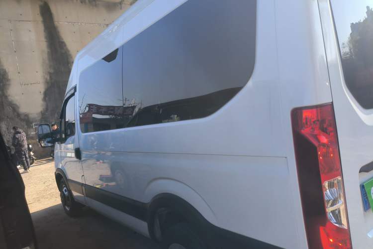 Used Iveco Eurocargo 2021 2.0T Manual Super Rui Long Wheelbase Short Overhang High Roof Side-Sliding Door F1A
