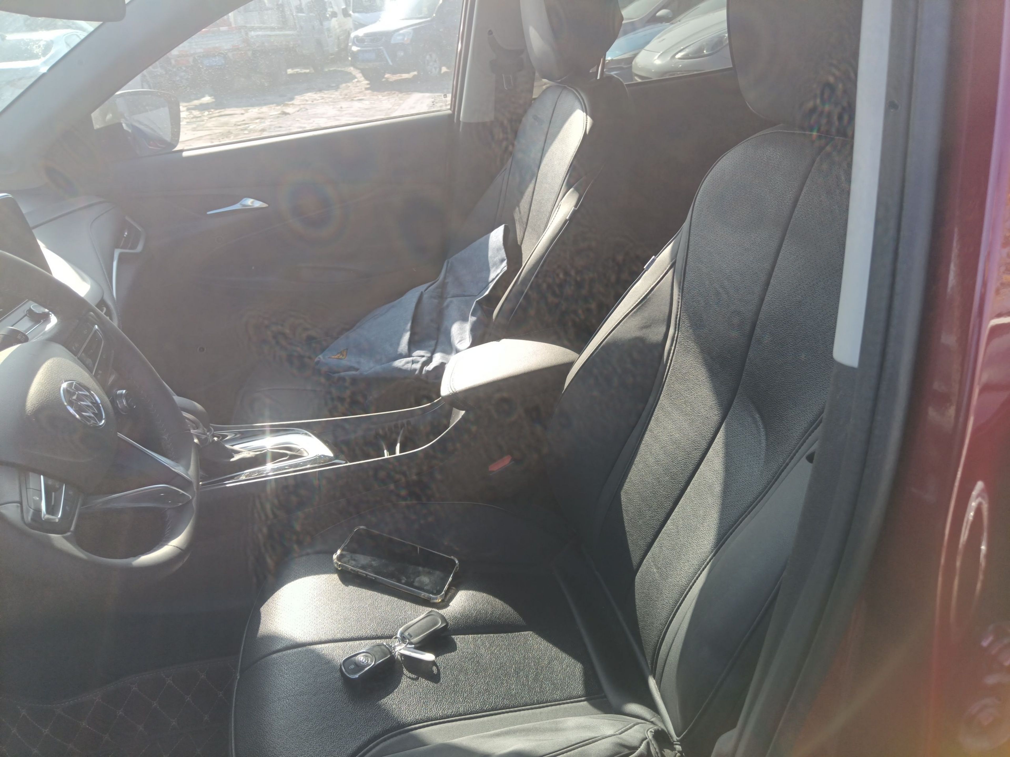 المقاعد الأمامية داخل السيارة