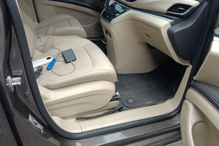 Used Buick GL8 2023 Facelifted Land Cruiser Executive Luxury Version
