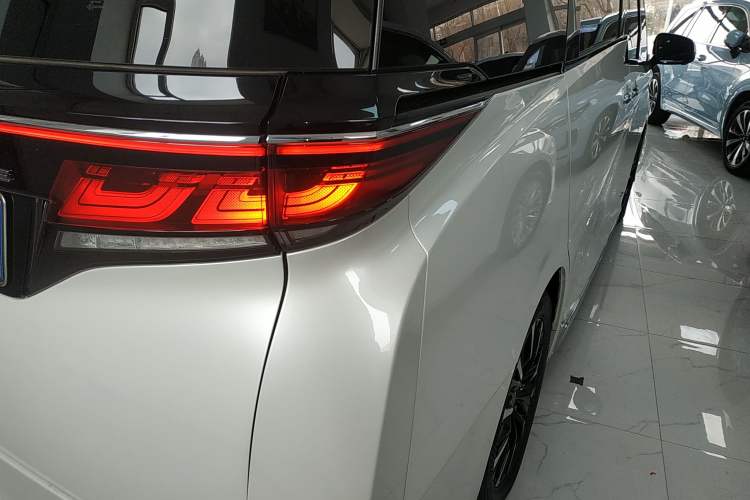 Used Toyota Vellfire 2024 Crown Dual-Engine 2.5L Supreme Executive Edition