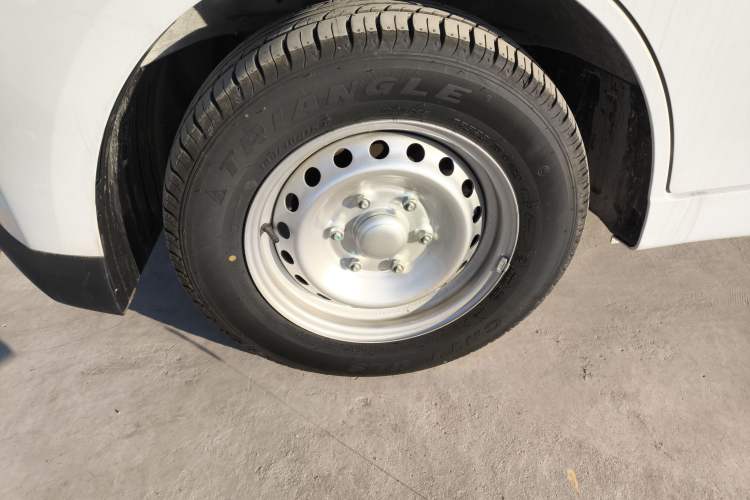 Used Wuling Yangguang 2024 300KM Comfort Version Passenger Van 75kW
