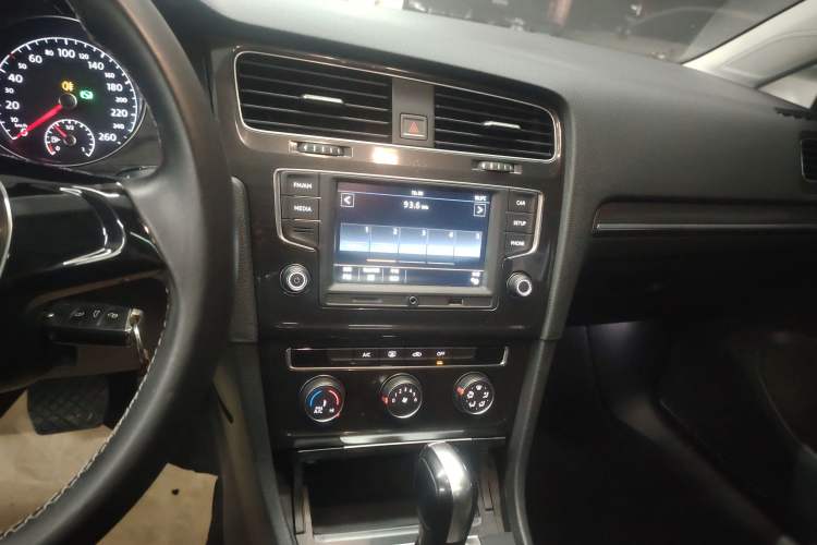 Used Volkswagen Golf 2017 1.6L Automatic Comfort Million-Vehicle Anniversary Edition
