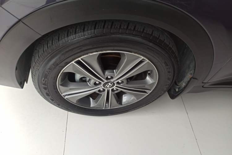 Used Hyundai ix25 2015 1.6L Automatic Two-Wheel-Drive Deluxe DLX Model
