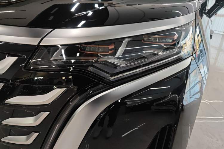 Used Denza D9 2025 DM-i Intelligent Drive 1020 Four-Wheel Drive Flagship Model
