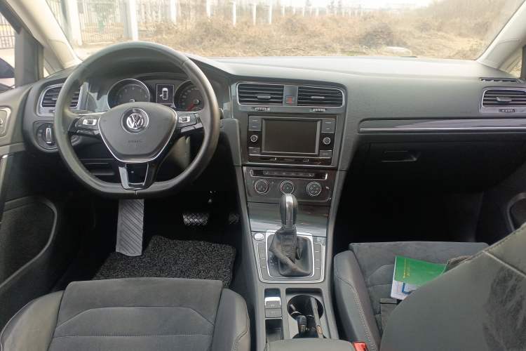 Used Volkswagen Golf 2018 230TSI Automatic Luxury Version
