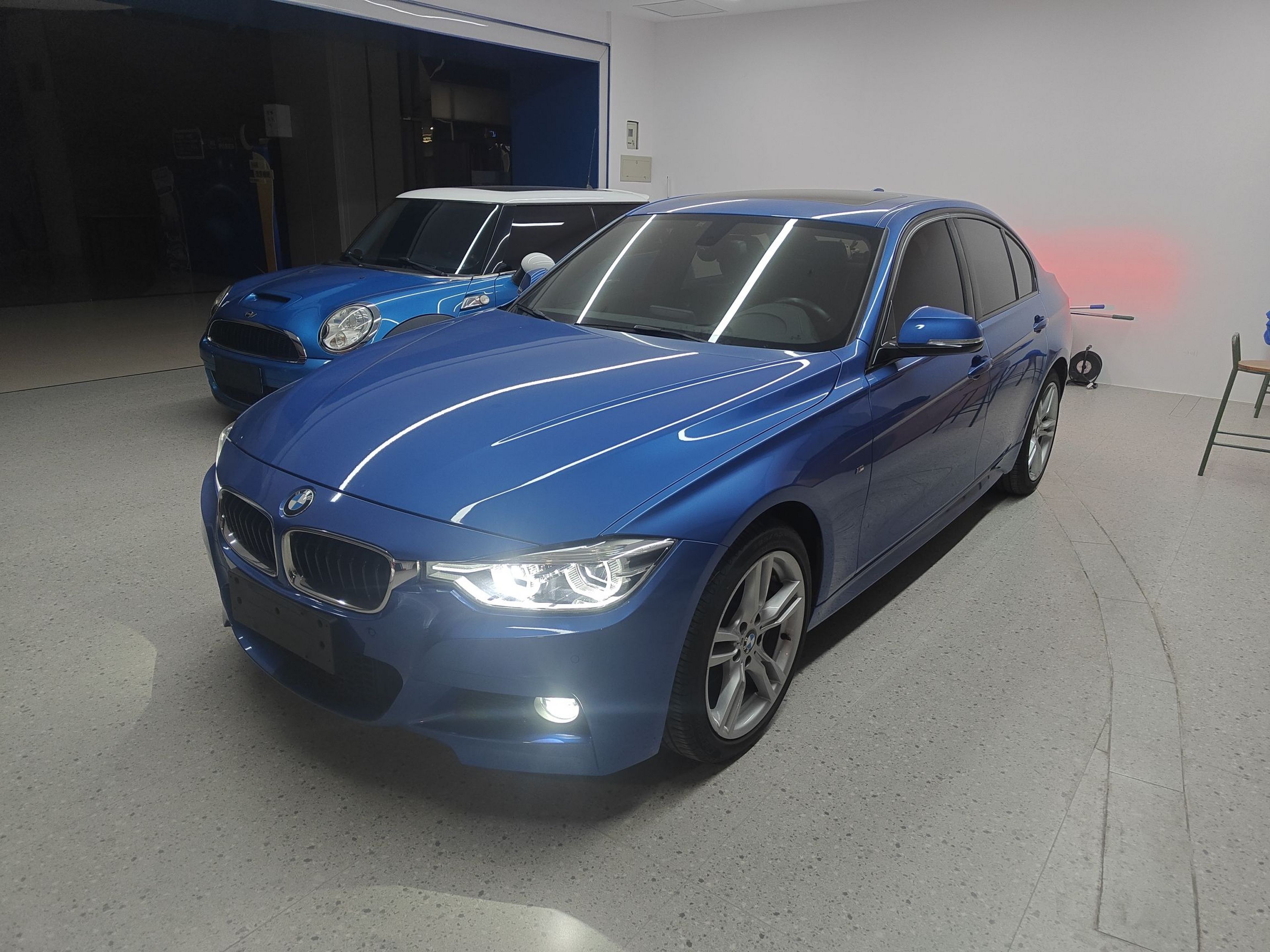 Под передней частью автомобиля