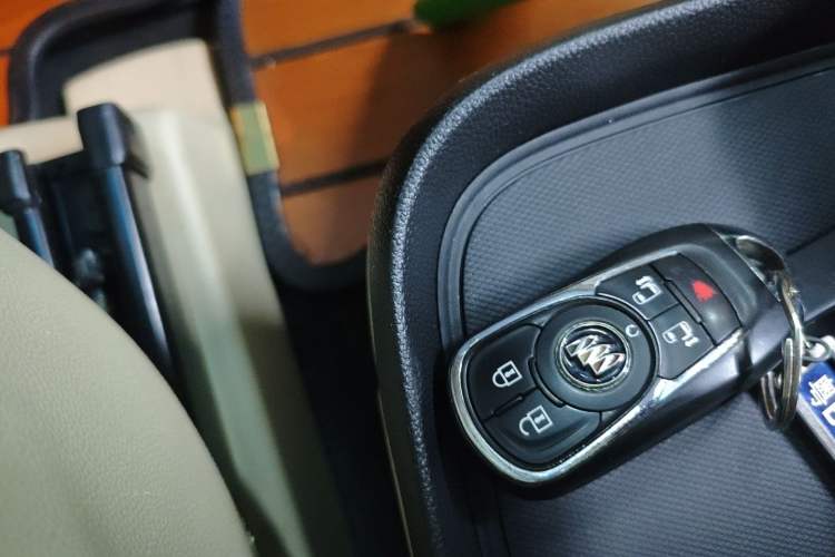 Used Buick GL8 2022 ES Landtrek 653T Luxury Edition