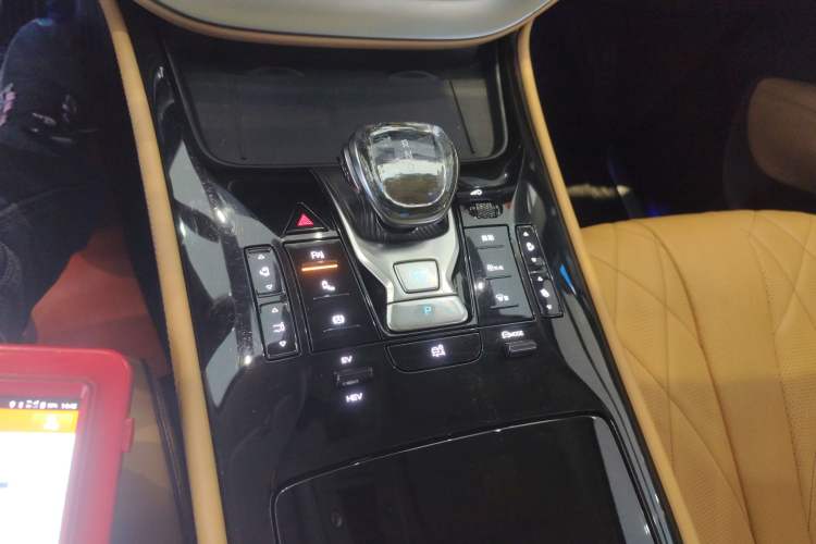 Used Denza D9 2024 DM-i 1050 Luxury Model
