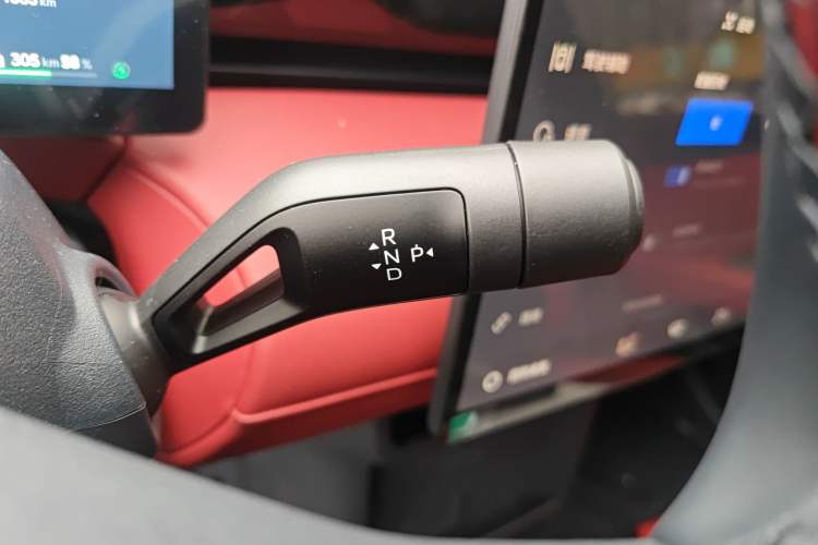 Used Lynk & Co Z20 2026 Model 530km Rear-Wheel Drive Max—Sunrise Red Edition
