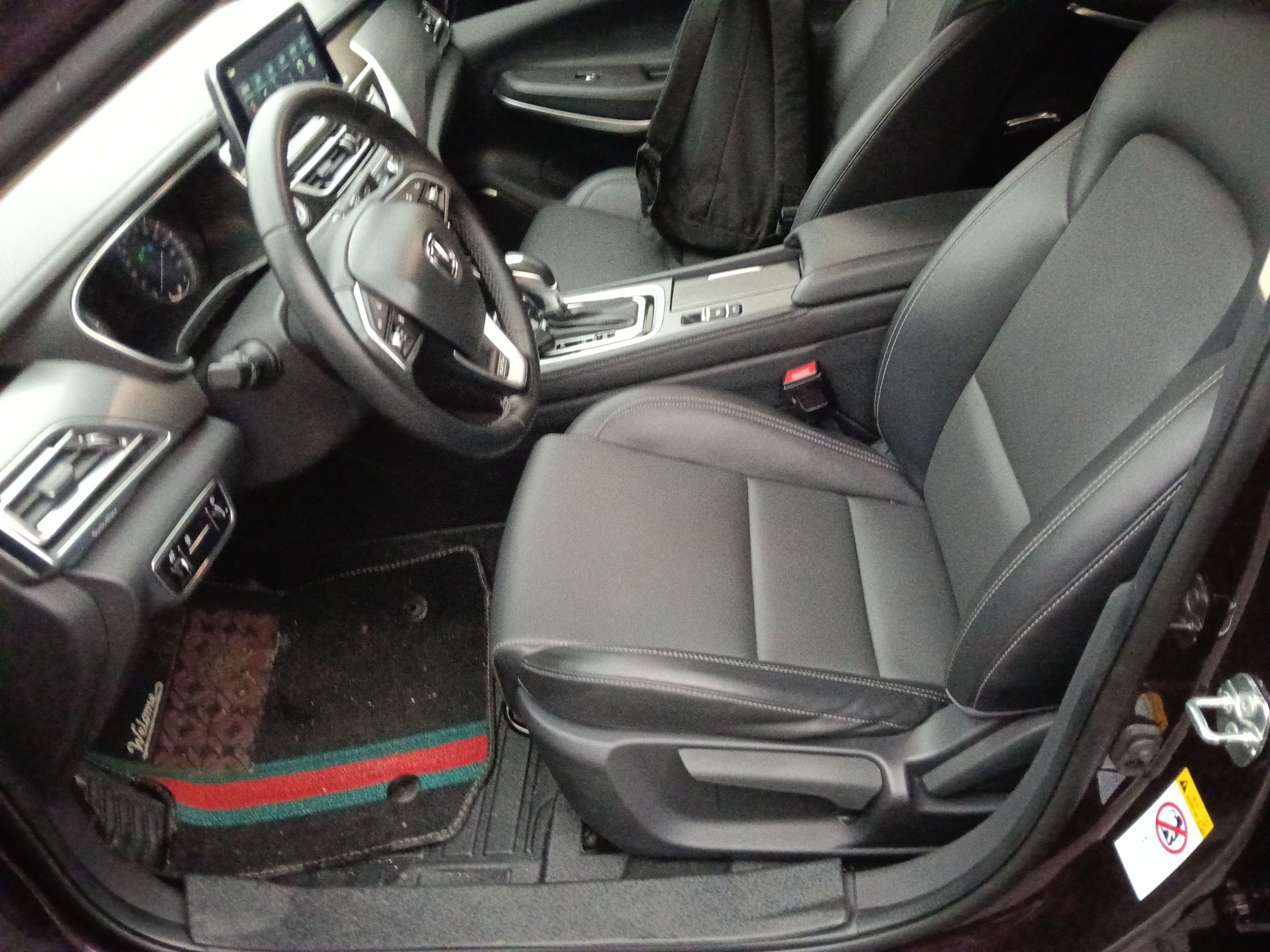 Переднее сиденье в автомобиле