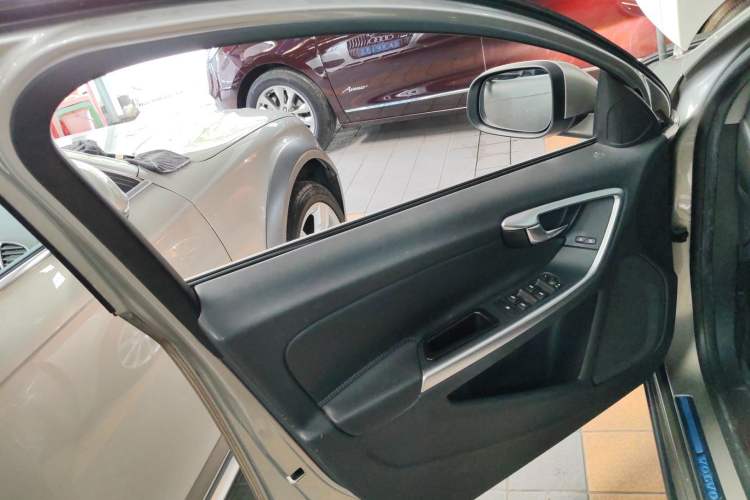 Used Volvo S60 2015 S60L 2.0T Zhiyuan Edition
