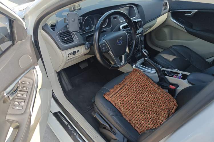 Used Volvo V40 2015 1.6T Zhiyi Edition
