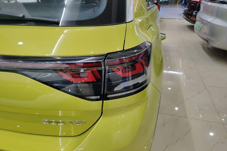 Used Volkswagen T-ROC 2023 300TSI DSG Two-Wheel Drive Starlight Edition