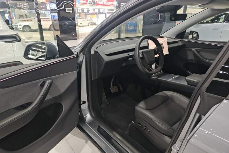 Used Tesla Model Y 2025 Rear-Wheel-Drive Version