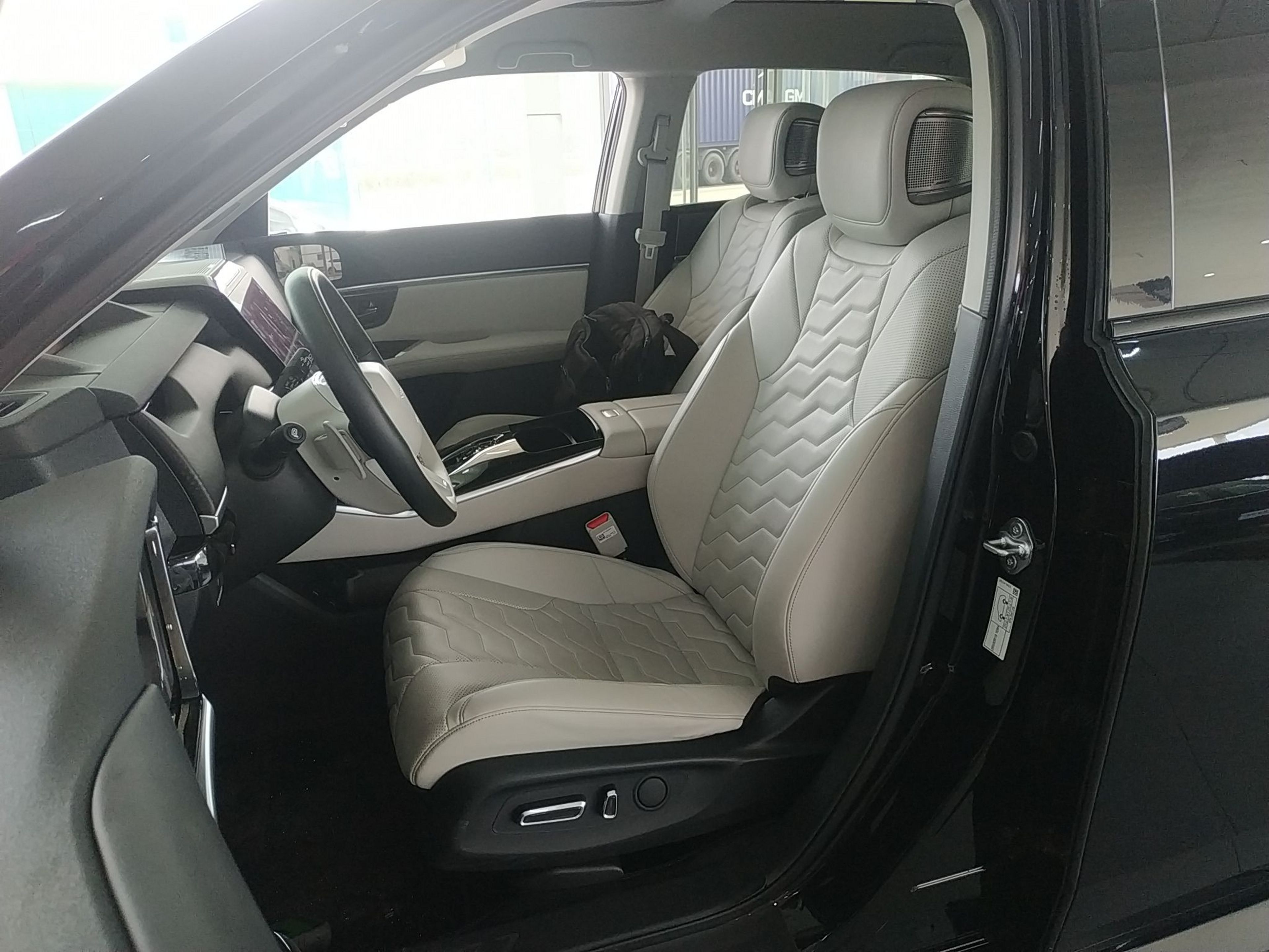 Переднее сиденье в автомобиле