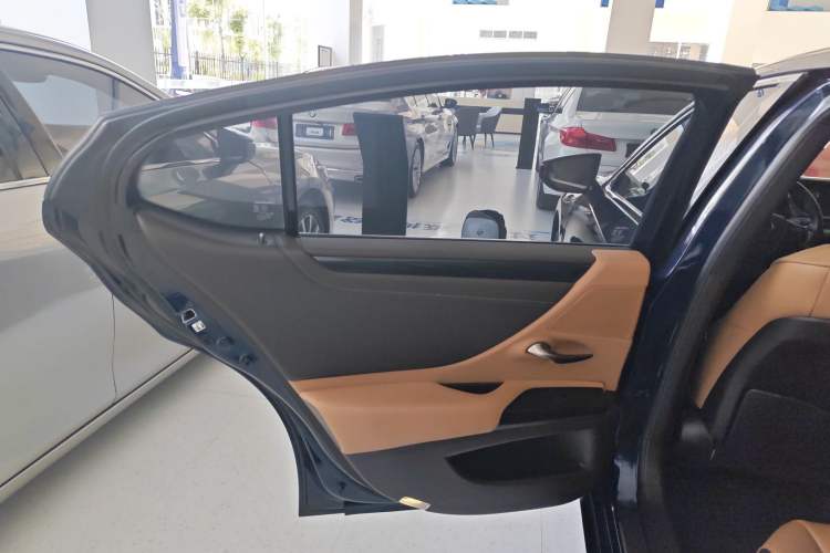 Used Lexus ES 2020 200 Excellence Edition
