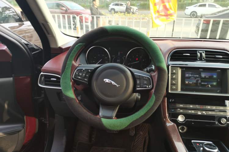 Used Jaguar F-PACE 2016 2.0T Two-Wheel Drive Urban Luxury Edition
