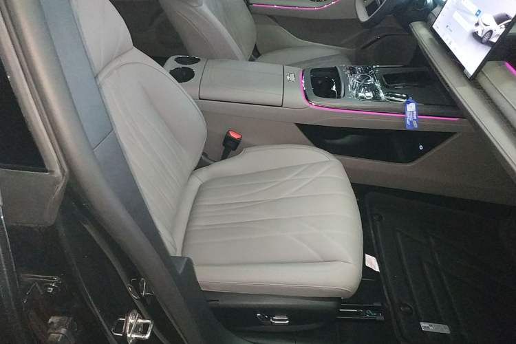 Used  Galaxy 8 2025 130km EM-i Deluxe Edition
