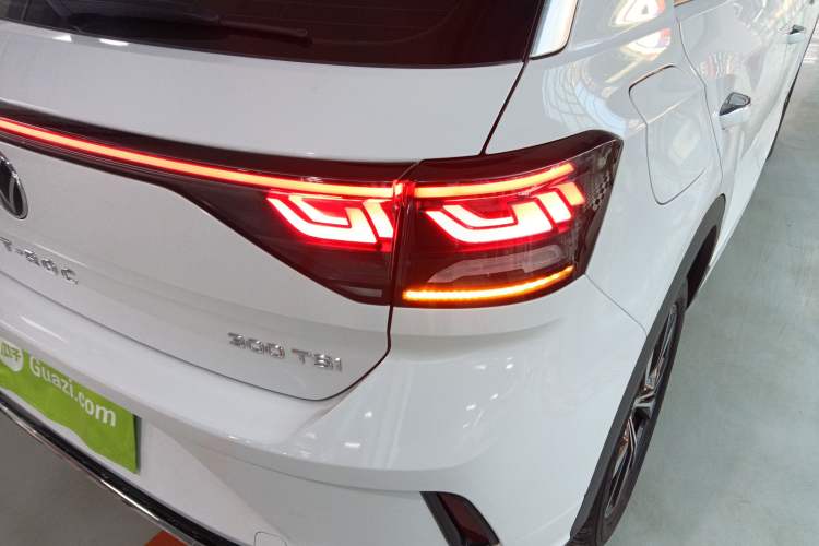 Used Volkswagen T-ROC 2023 300TSI DSG Two-Wheel-Drive Chen Guang Edition
