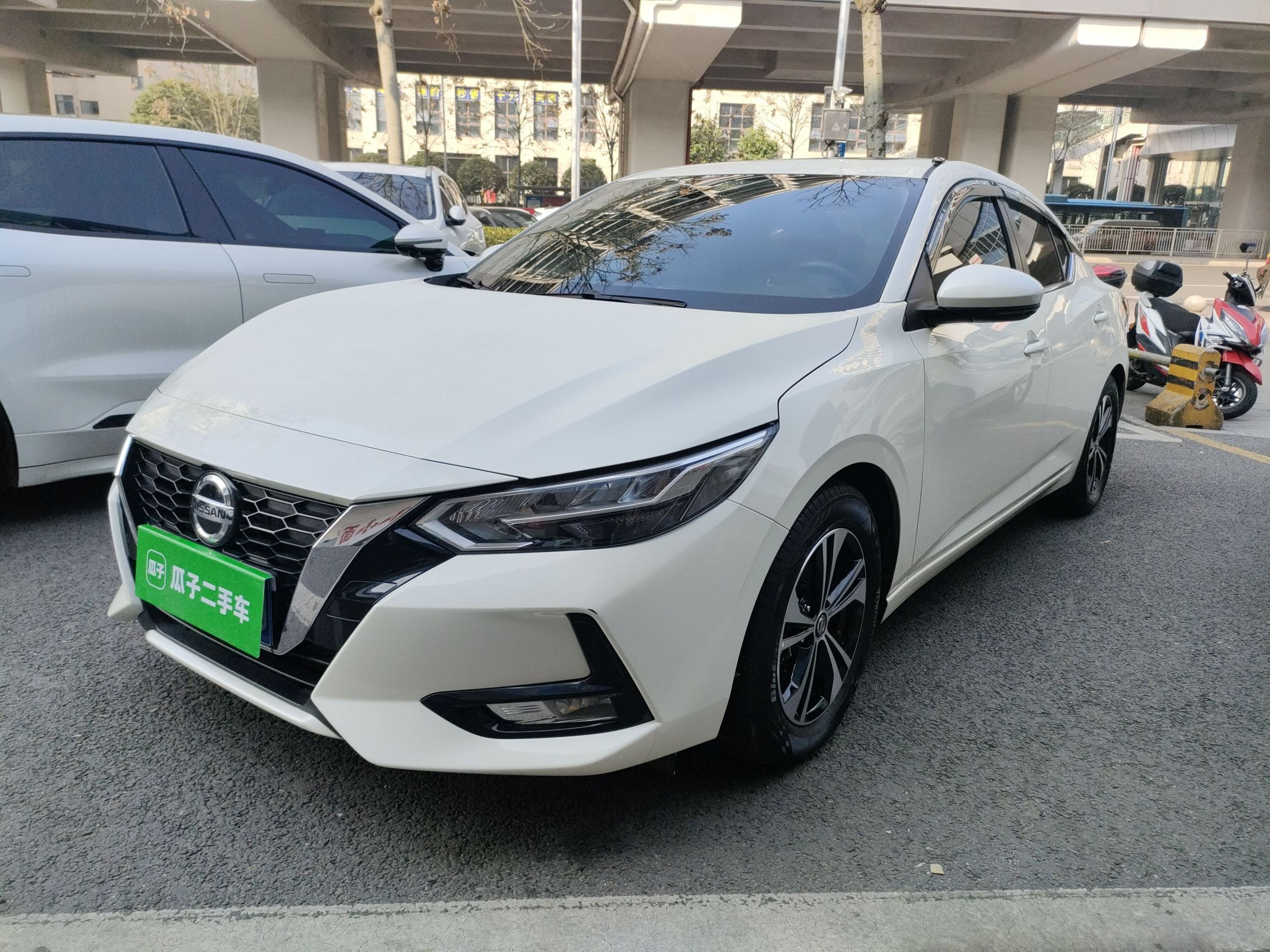 Под передней частью автомобиля