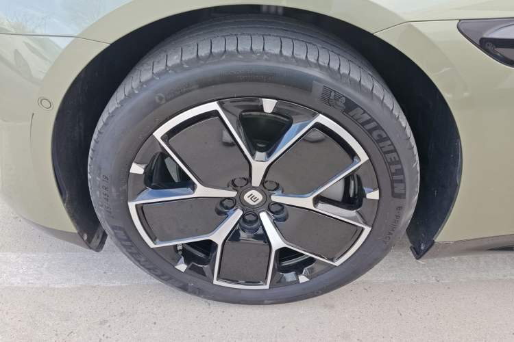 Used  SU7 2024 Rear-Drive Standard Founder Edition
