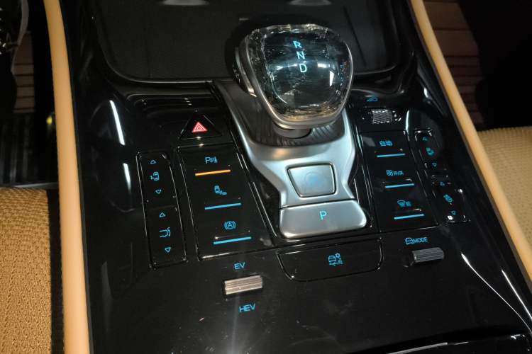 Used Denza D9 2024 DM-i 1050 Luxury Model