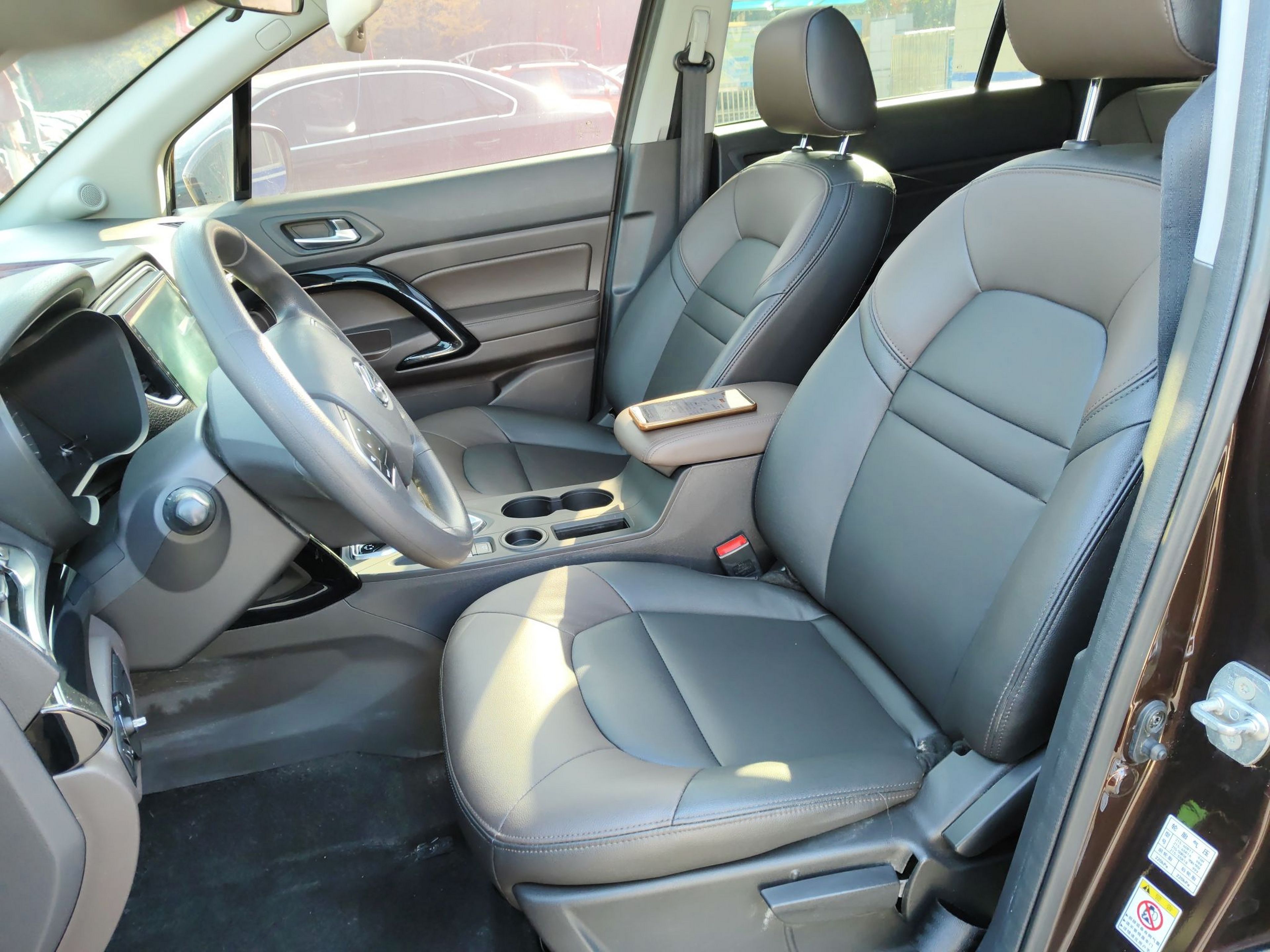 المقاعد الأمامية داخل السيارة