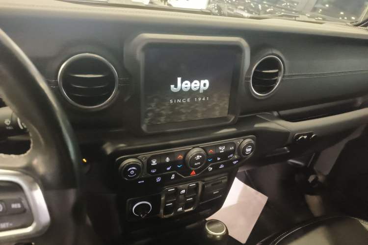 Used  Gladiator 2022 3.6L Pioneer Edition
