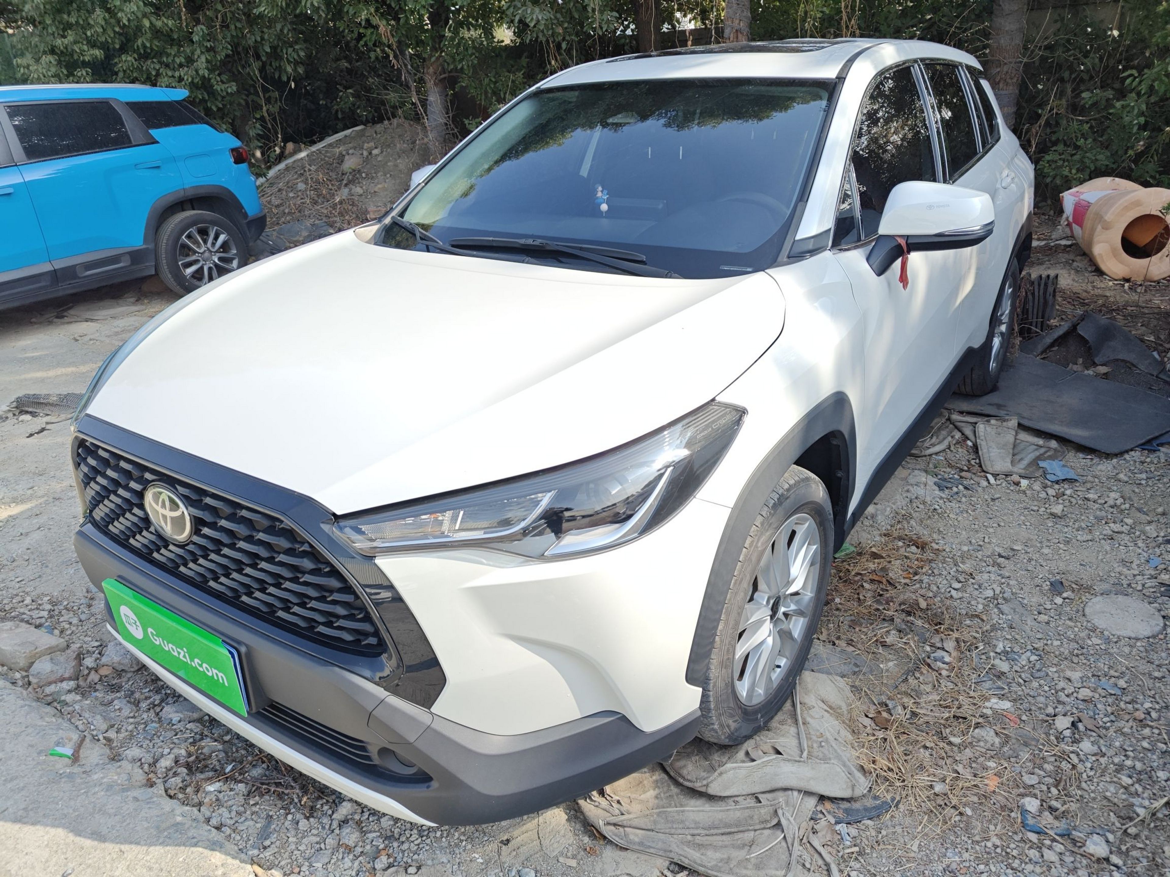 Под передней частью автомобиля