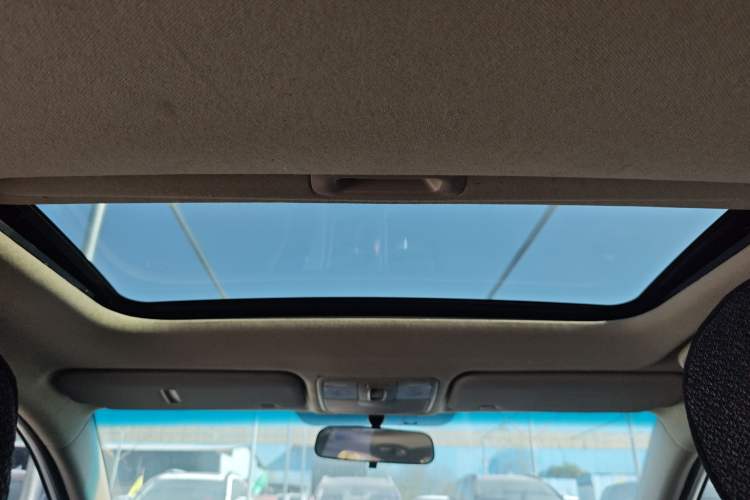 Used Kia K2 2012 Sedan 1.4L MT TOP Commemorative Edition
