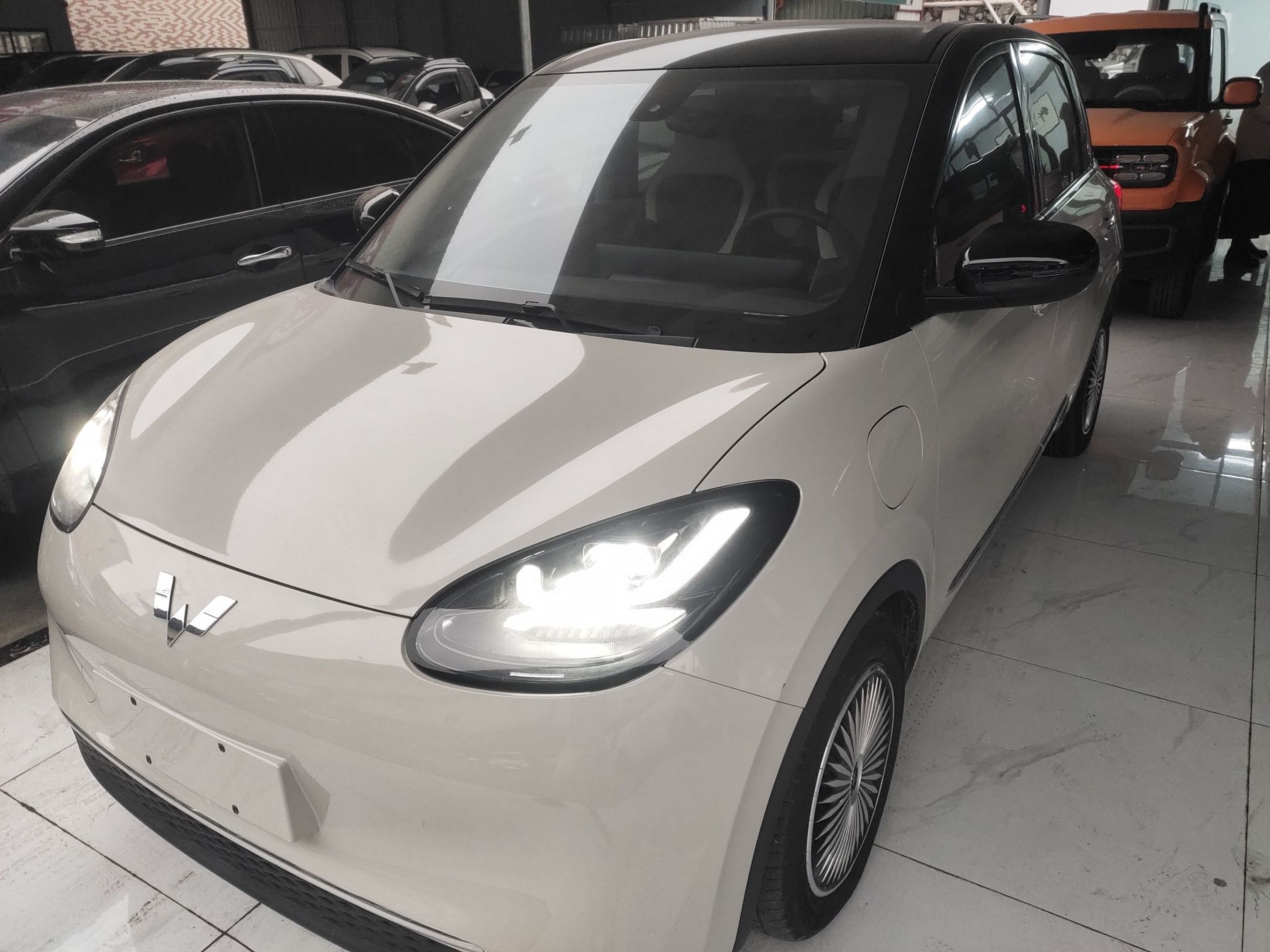 تحت مقدمة السيارة