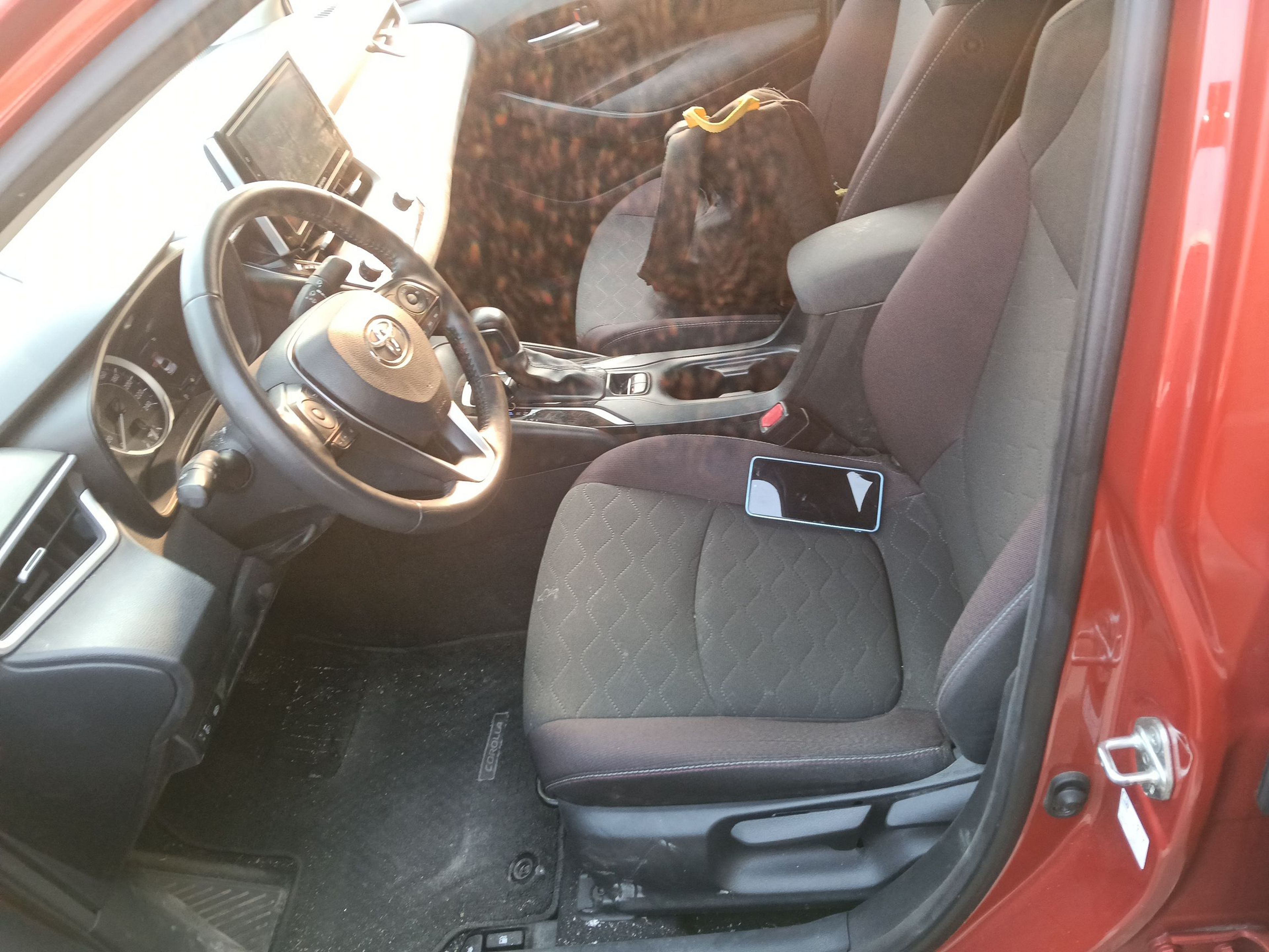 المقاعد الأمامية داخل السيارة