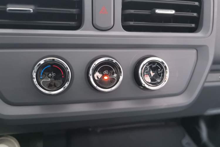 Used Wuling Yangguang 2024 300KM Comfort Version Passenger Van 75kW
