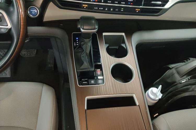 Used Toyota Granvia 2023 2.5L Hybrid Prestige PLUS Edition