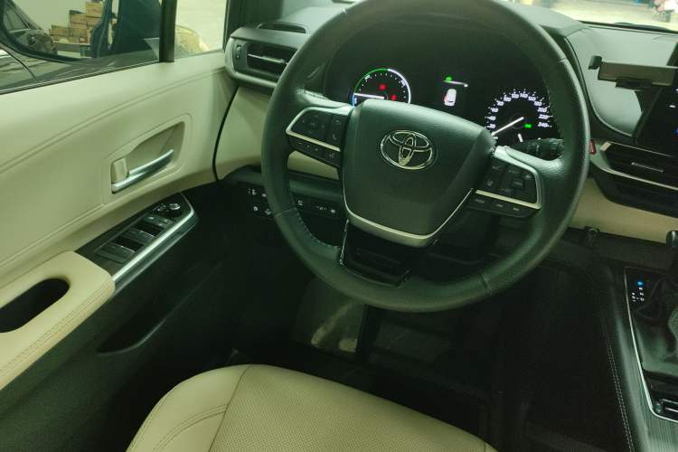 Used Toyota Sienna 2023 2.5L Hybrid Deluxe Edition
