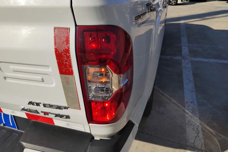 Used SAIC MAXUS T70 2019 2.0T Diesel Automatic Two-Wheel Drive Luxury Version with Long Body and High Ground Clearance
