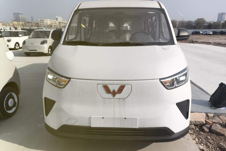 Used Wuling Yangguang 2024 300KM Comfort Version Passenger Van 75kW
