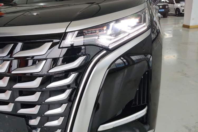 Used Denza D9 2025 DM-i Smart Drive 1020 Four-Wheel Drive Premium Model
