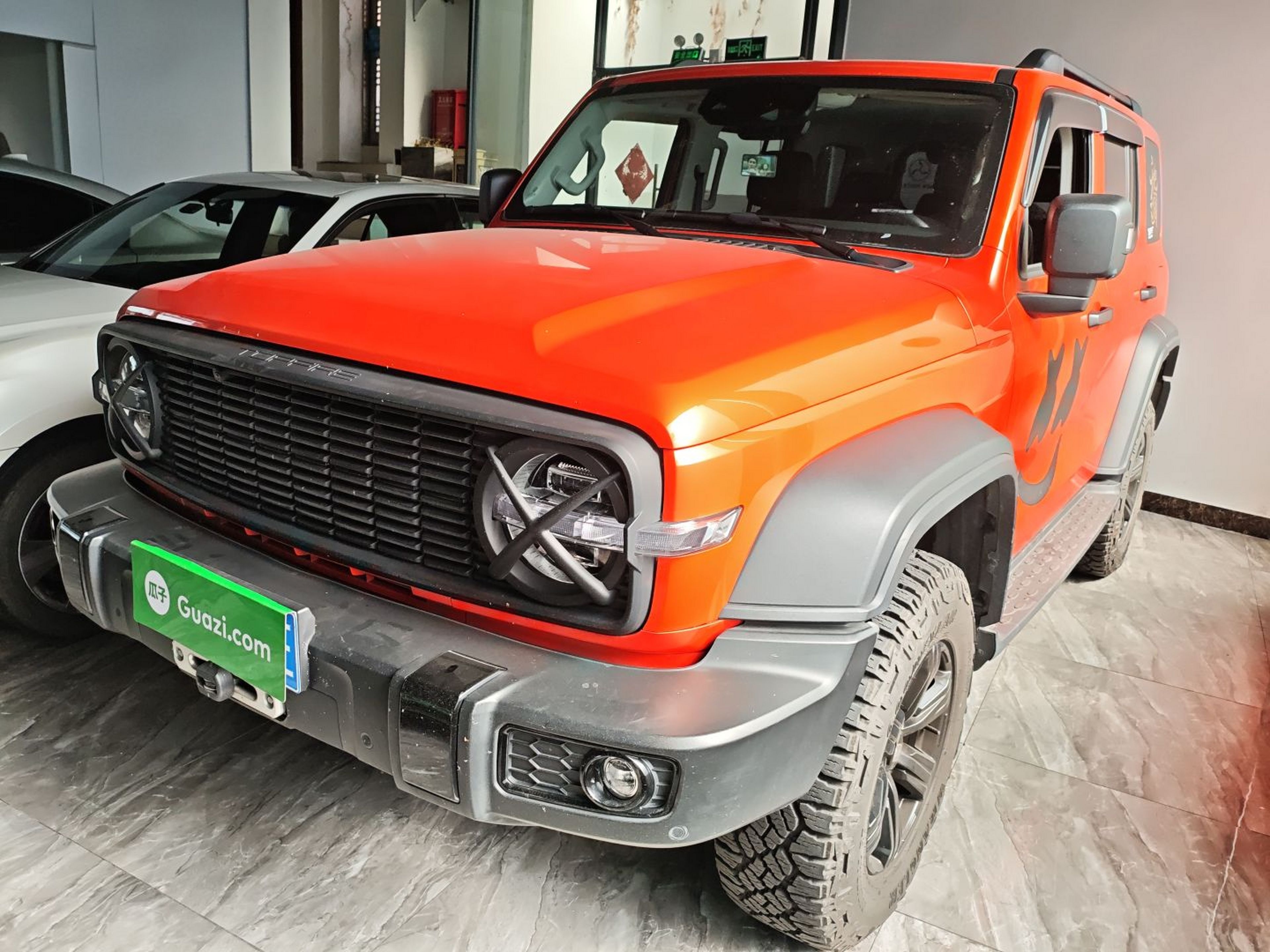 تحت مقدمة السيارة