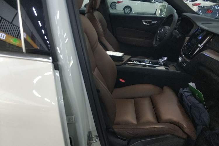 Used Volvo XC60 New Energy 2024 T8 Plug-in Hybrid Long-Range All-Wheel Drive Smart Luxury Edition
