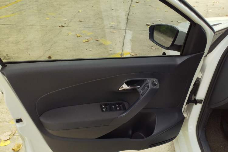 Used Volkswagen Polo 2016 1.6L Automatic Comfort Model
