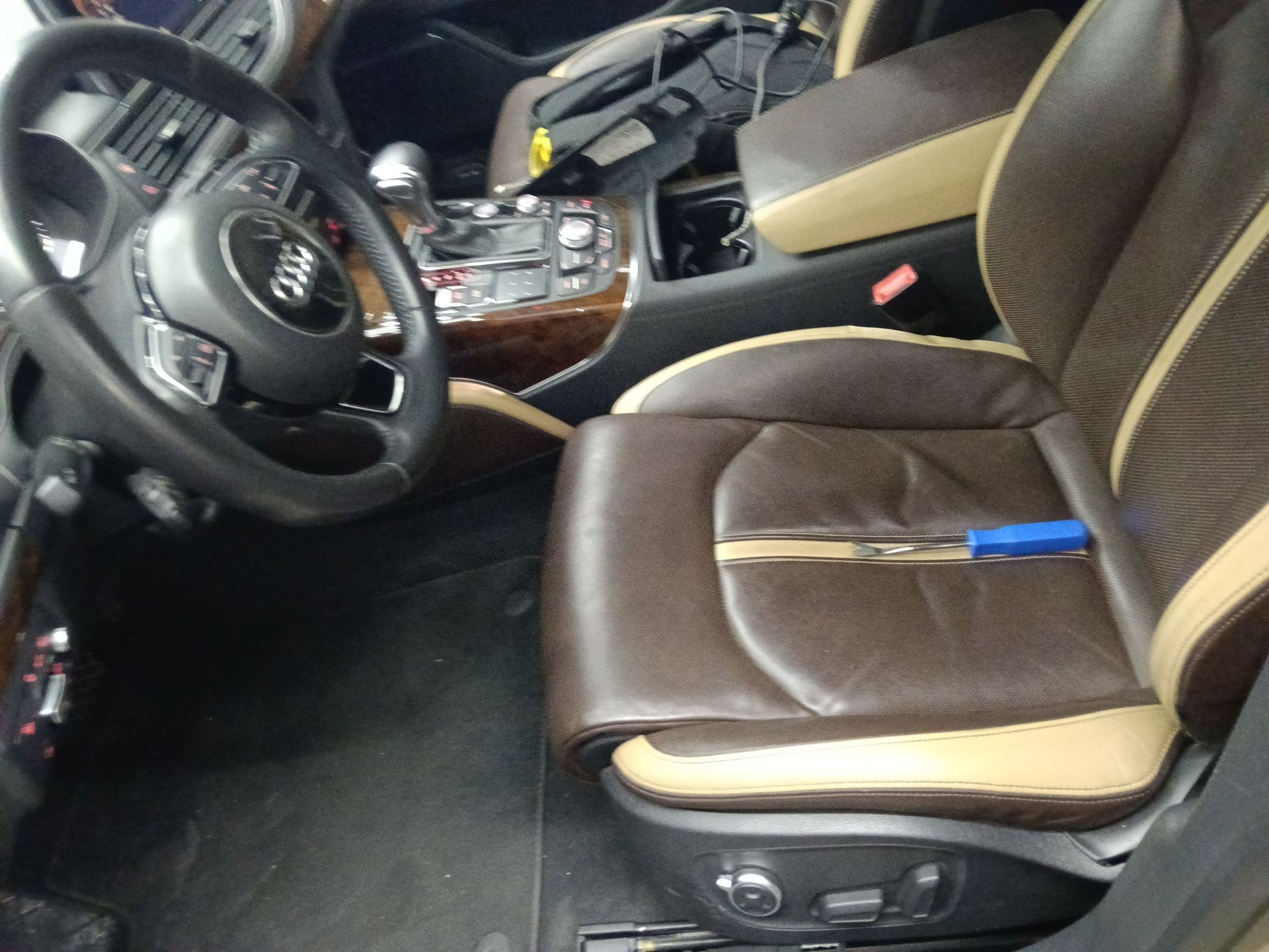 المقاعد الأمامية داخل السيارة