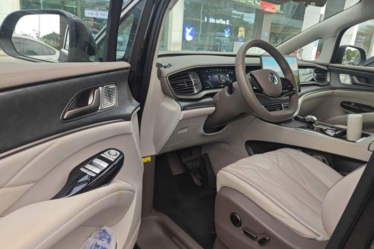 Used Denza D9 2022 DM-i 1040 Prestige Model