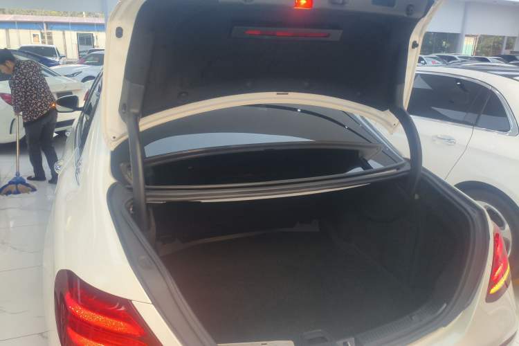 Used Mercedes-Benz E-Class 2018 E 300 L Sporty and Stylish Model
