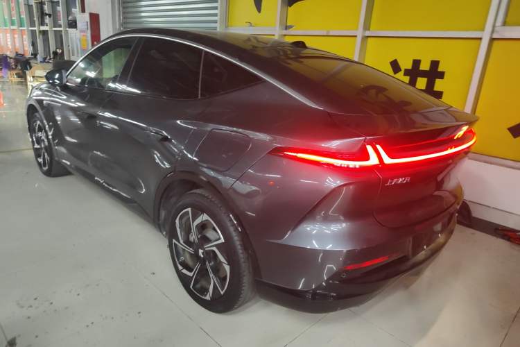 Used  R7 2023 Rear-Drive Screen King Pro Edition
