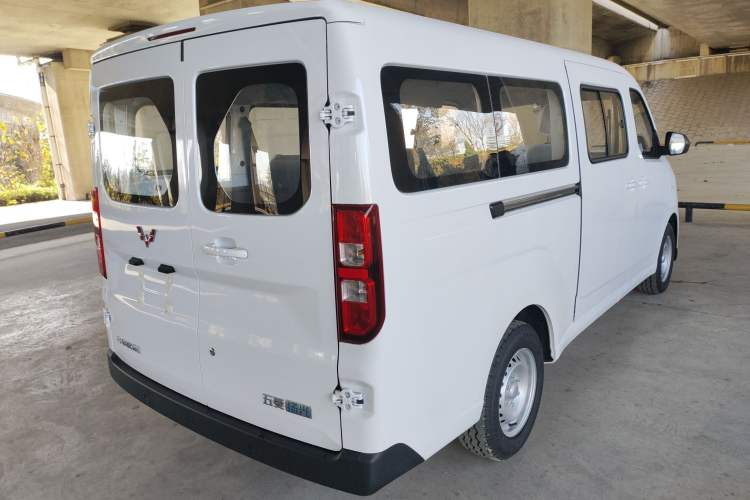 Used Wuling Yangguang 2024 300KM Comfort Version Passenger Van 75kW
