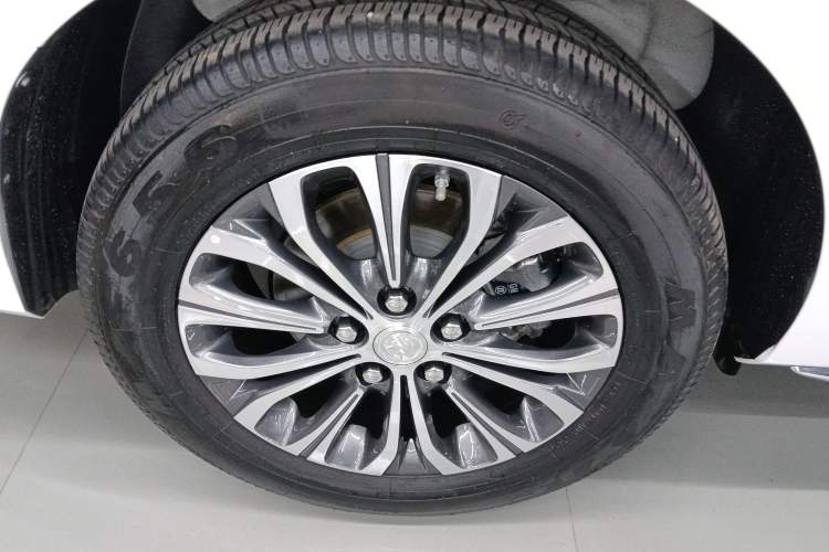 Used Buick GL8 2023 Facelifted Land Cruiser Executive Luxury Version
