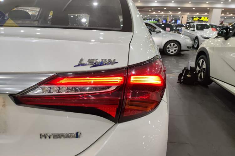 Used Toyota Levin 2016 Dual-Engine 1.8H GS E-CVT Elite Model with Sunroof
