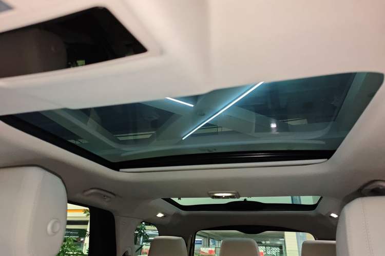 Used Land Rover Discovery 2023 300PS S