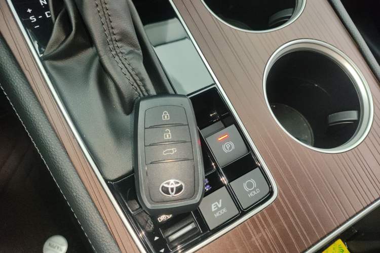 Used Toyota Sienna 2023 2.5L Hybrid Luxury Edition
